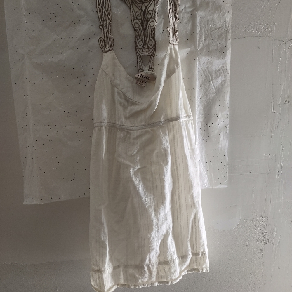 Beautiful no sleeves white shirt with tie in back